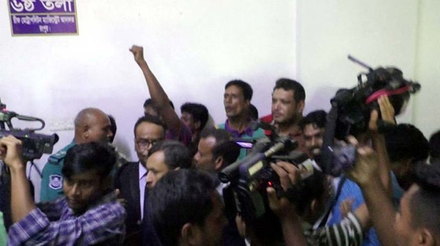 আদালতপাড়ায় ডিম জুতা নিক্ষেপ